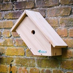 Skråstilt håndbygget fuglekasse i treverk